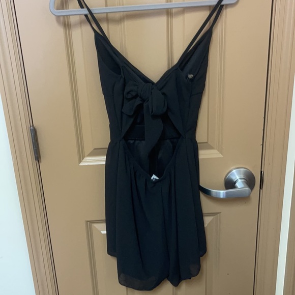 Keyhole Open Back Romper - Picture 3 of 3